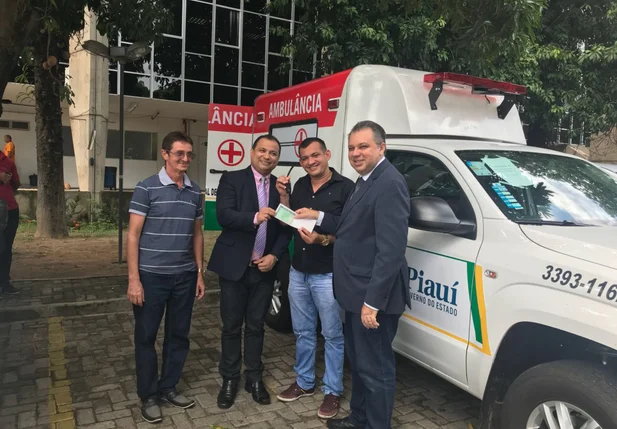 Secretário Florentino Neto entrega ambulância em Luzilândia