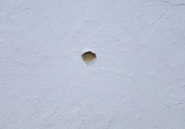 Um dos disparos atingiu uma parede