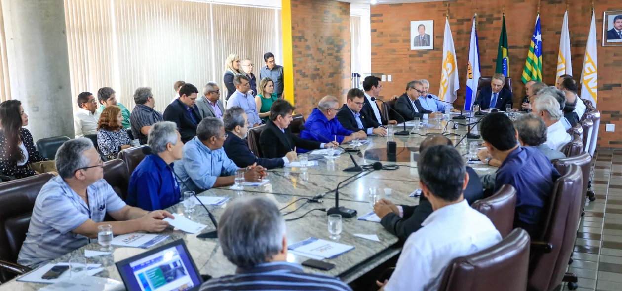Autoridades e empresários em evento na Fiepi