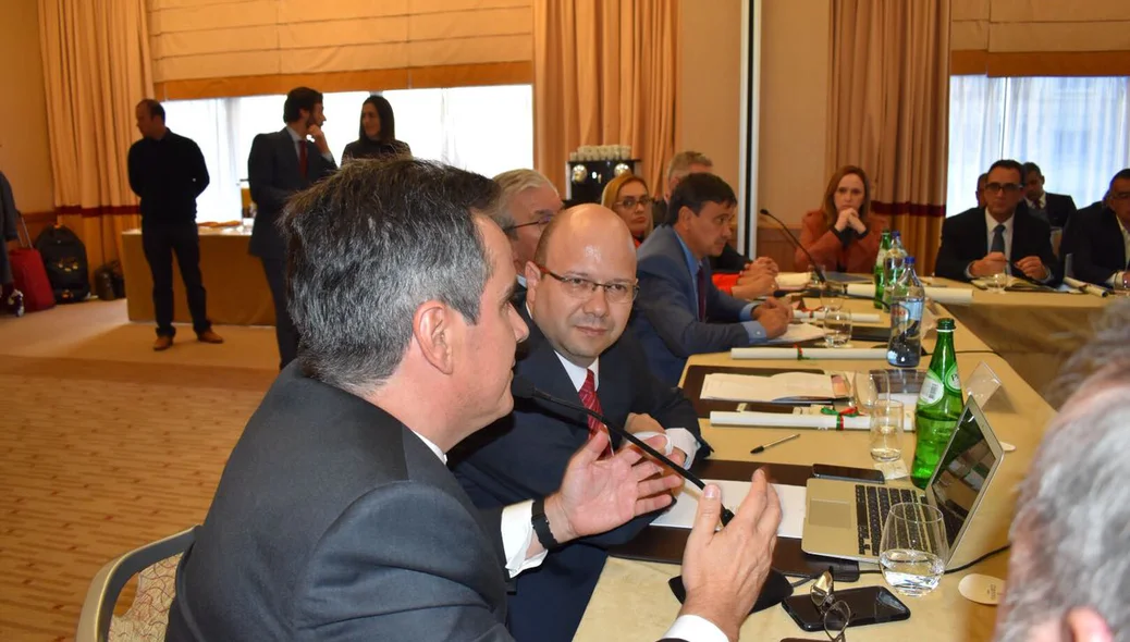 Ciro Nogueira discursando em reunião com investidores 