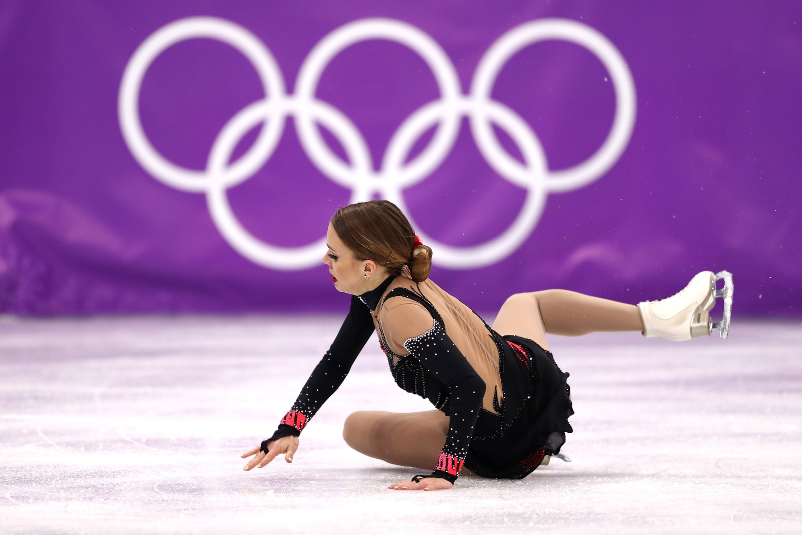 Isadora Willains cai na final da patinação artística na Olimpíada de Inverno