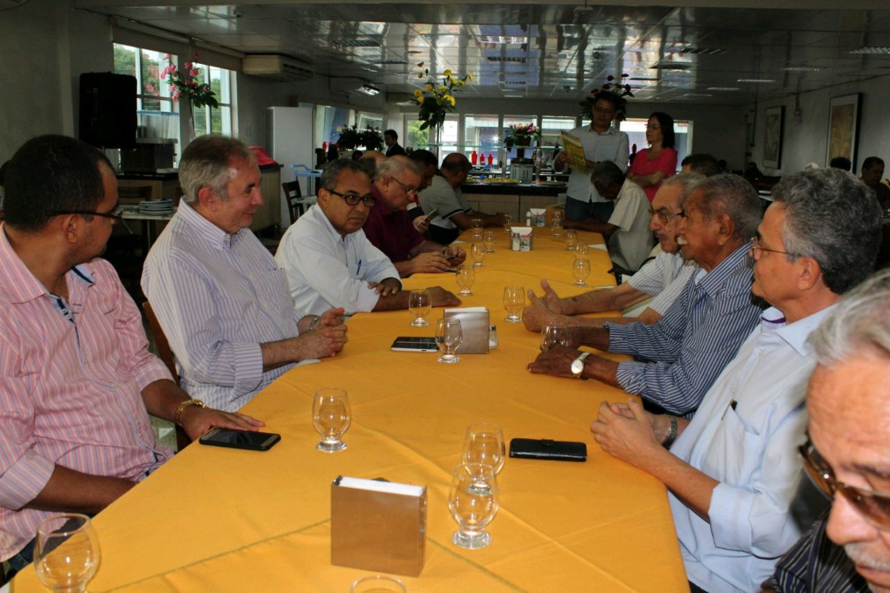 João Henrique Sousa com simpatizantes do MDB