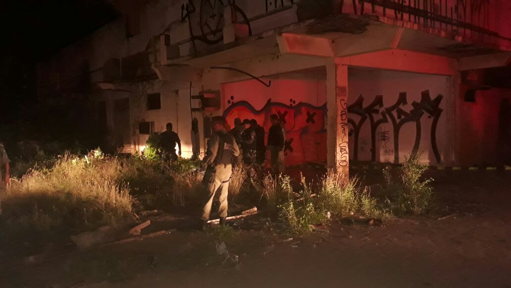 Polícia Militar faz a segurança da vítima enquanto o Samu não chega