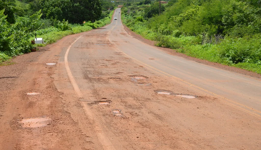 Além das curvas a rodovia está tomada de buracos