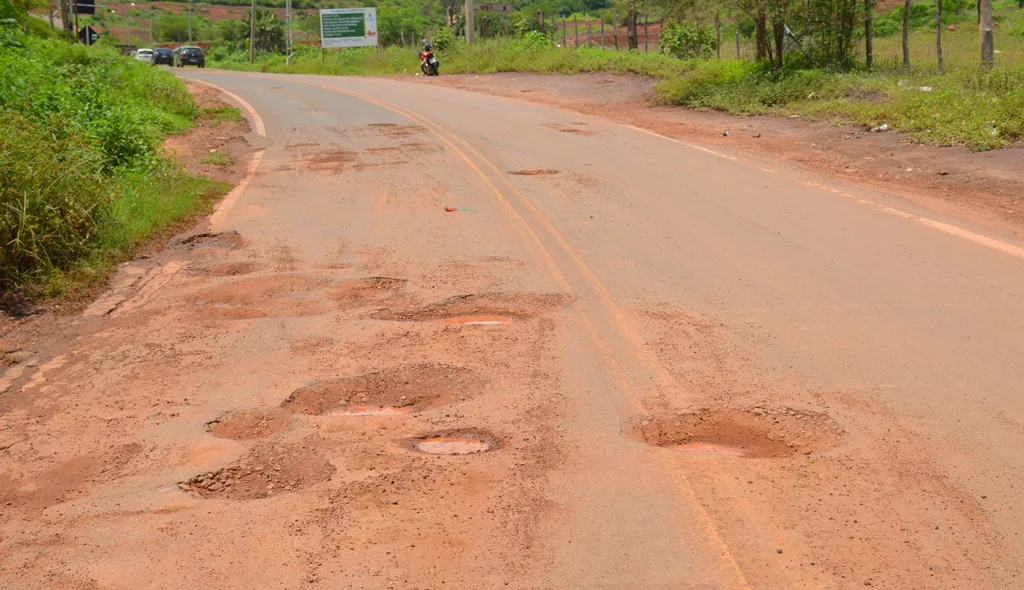 Buracos estão em toda extensão da rodovia