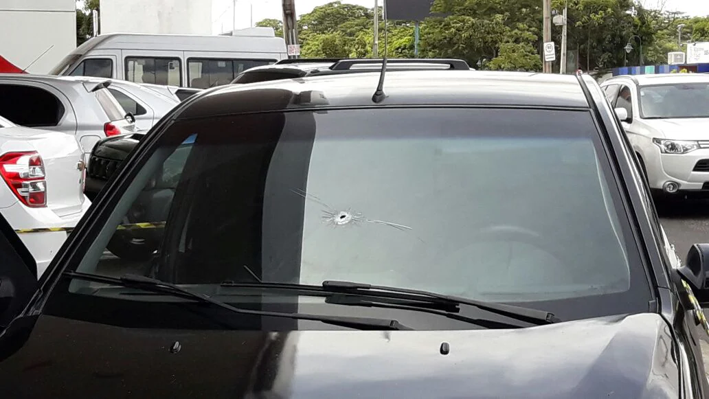 Disparo atingiu o vidro do veículo 