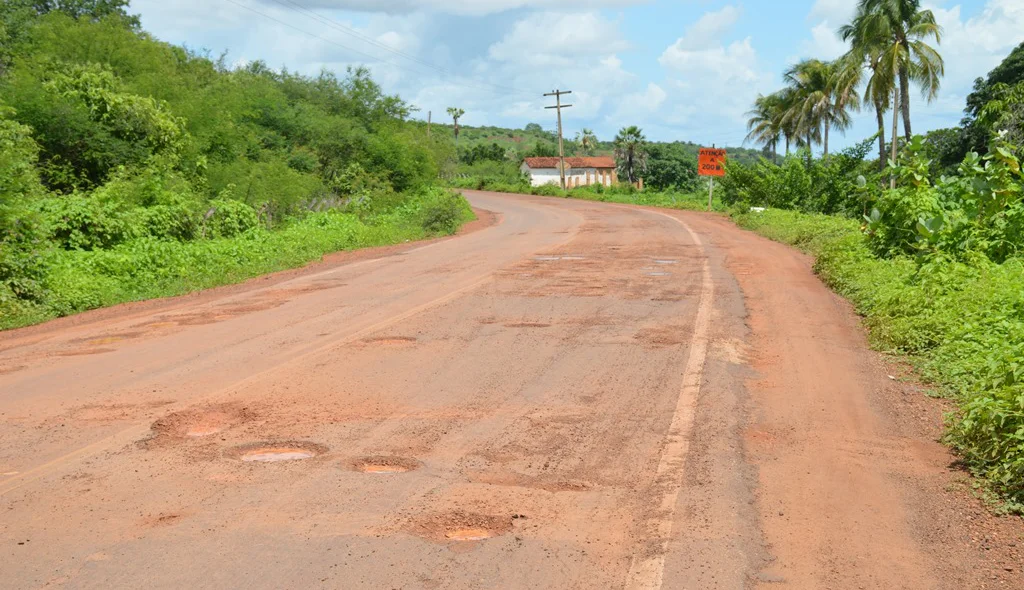 Em vários trechos da pista a situação é crítica