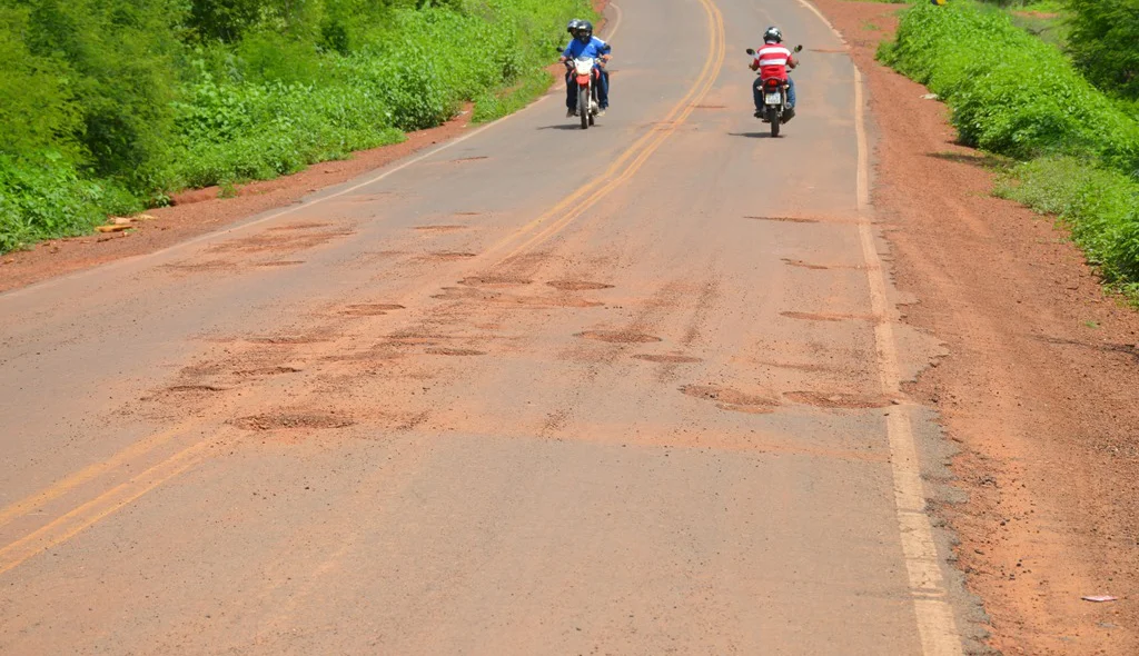 Motoqueiros fazem malabarismo para desviar dos buracos