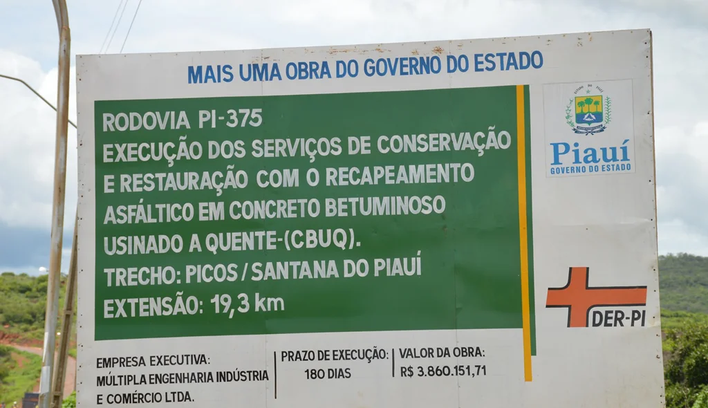 Placa anuncia recuperação da estrada