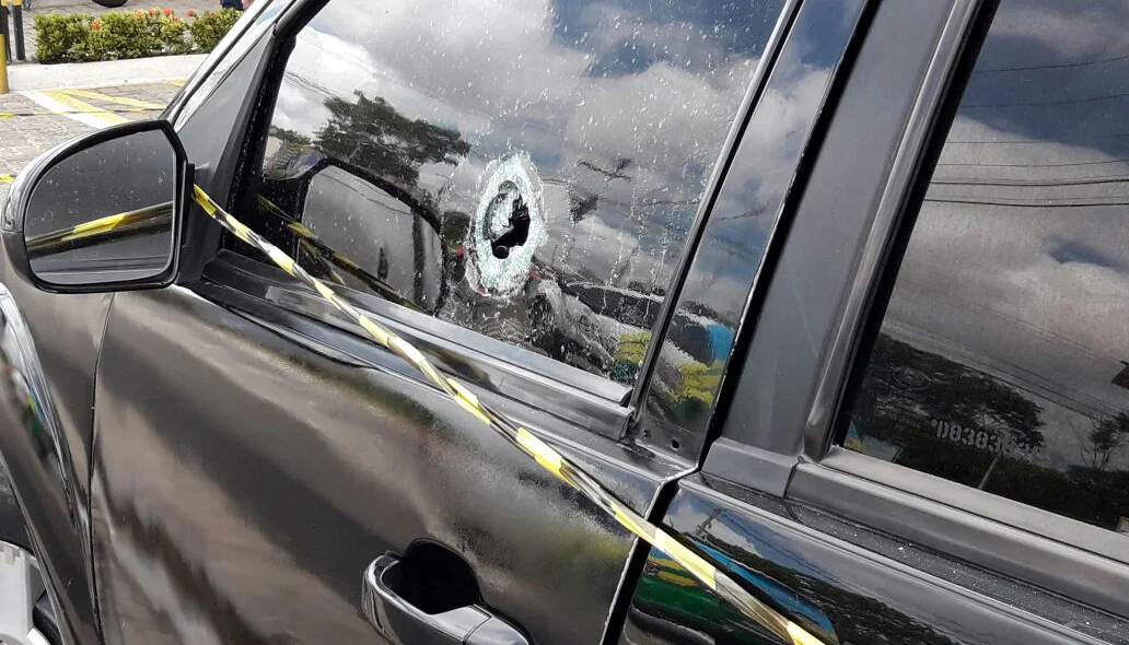 Veículo foi atingido com tiro