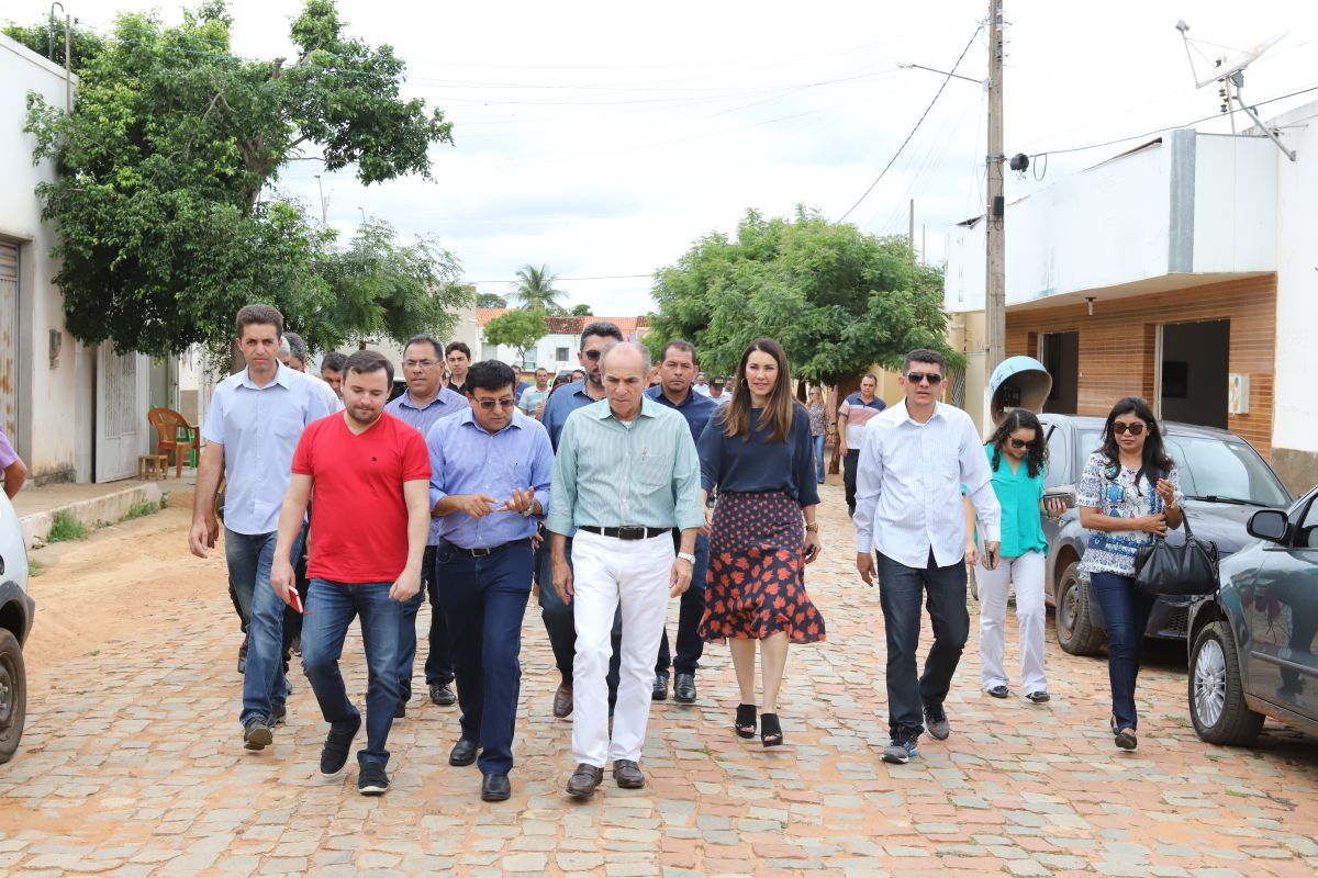 Vice-governadora Margarete Coelho com autoridades políticas