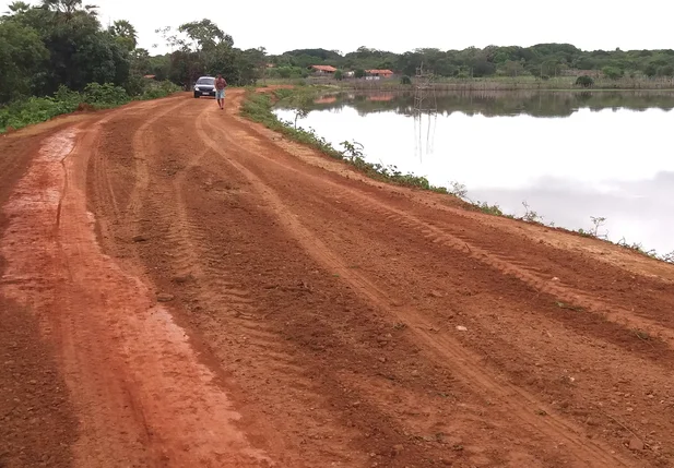 Obra sendo realizada no açude de Esperantina