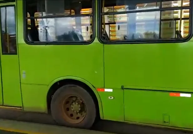 Ônibus quebrado no terminal do Bela Vista