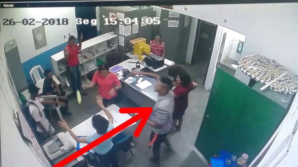 Imagens da câmera de segurança do colégio