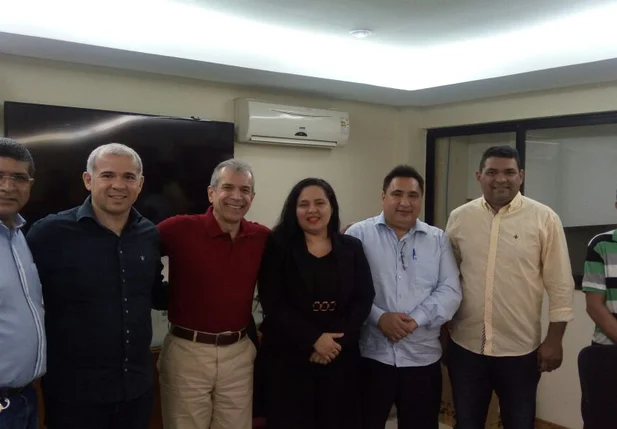 João Vicente Claudino se reúne com membros dos partidos emergentes