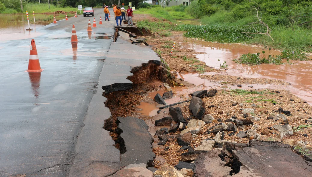 Acostamento desabou e casou grande congestionamento