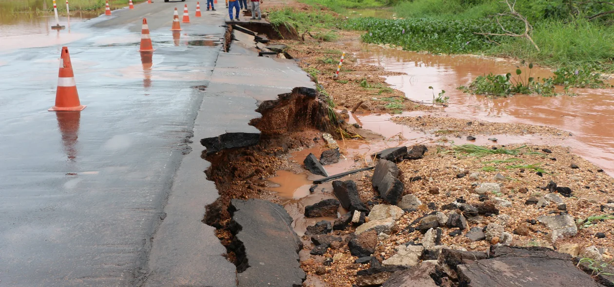 Acostamento desabou e casou grande congestionamento