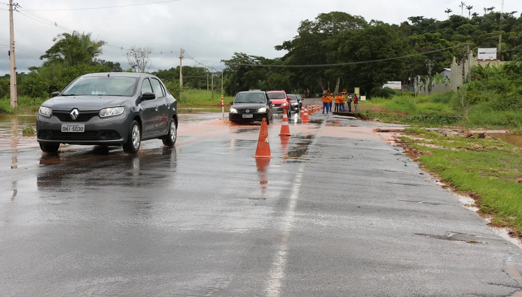 Acostamento na BR 343 desabou