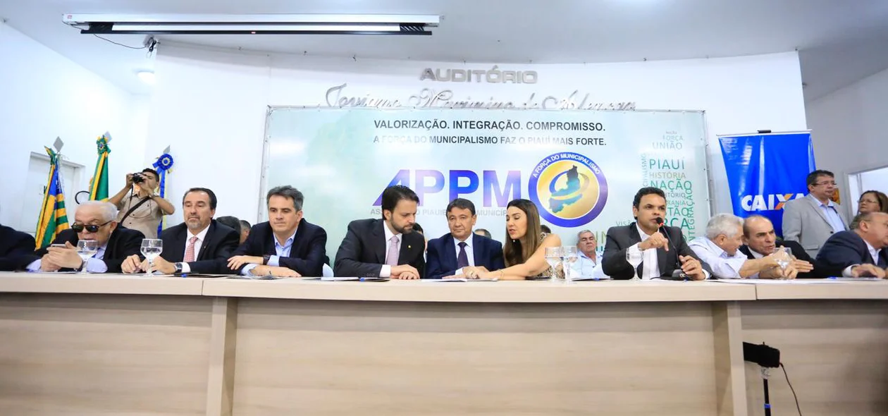Autoridades se reúnem para o lançamento do Cartão Reforma em Teresina
