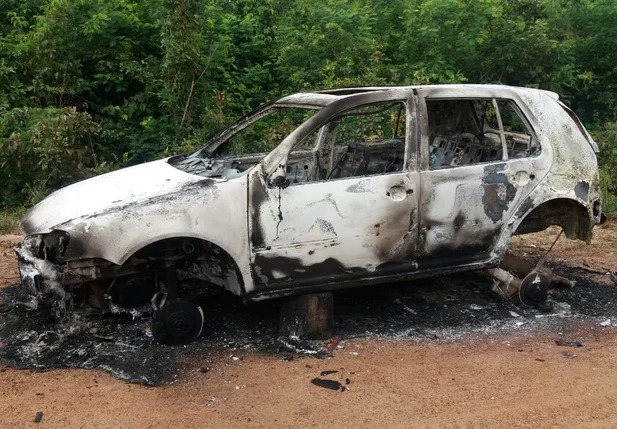 Carro encontrado na zona rural de Parnaíba