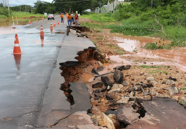 Acostamento desaba na BR 343 em Teresina