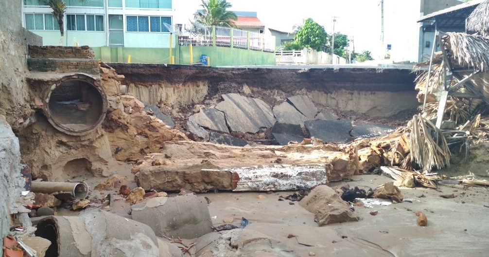 Cratera formada pela chuva entre o restaurante Alô Brasil e o bar da Cota