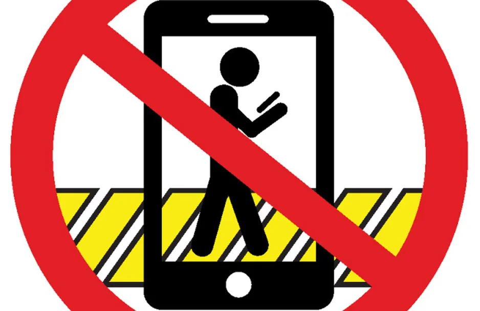 Está proibido atravessar a rua digitando mensagens, falando ao celular ou usando fones de ouvido