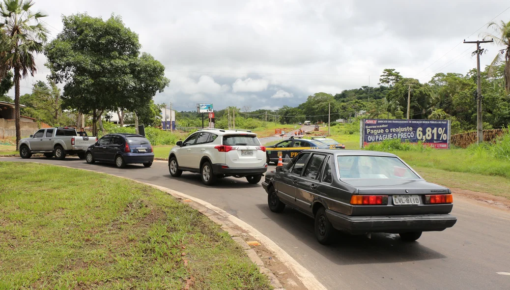 Motoristas fazem desvio em rotatória