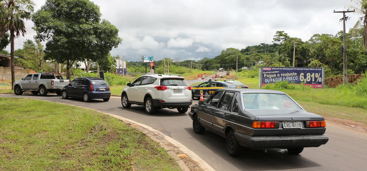 Motoristas fazem desvio em rotatória