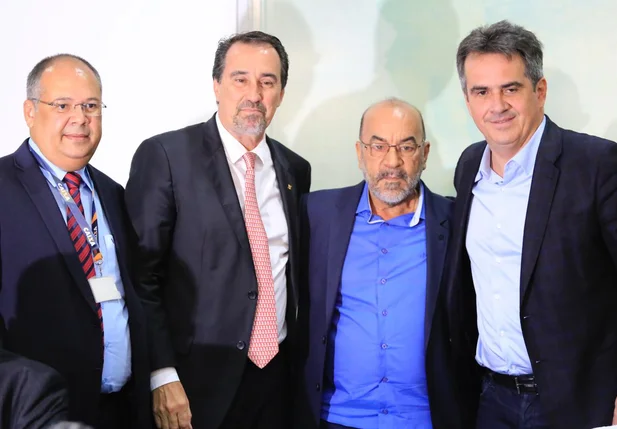 Presidente da Federação de Futebol do Piauí, Cesarino Oliveira, presidente da Caixa, Gilberto Occhi e senador Ciro Nogueira