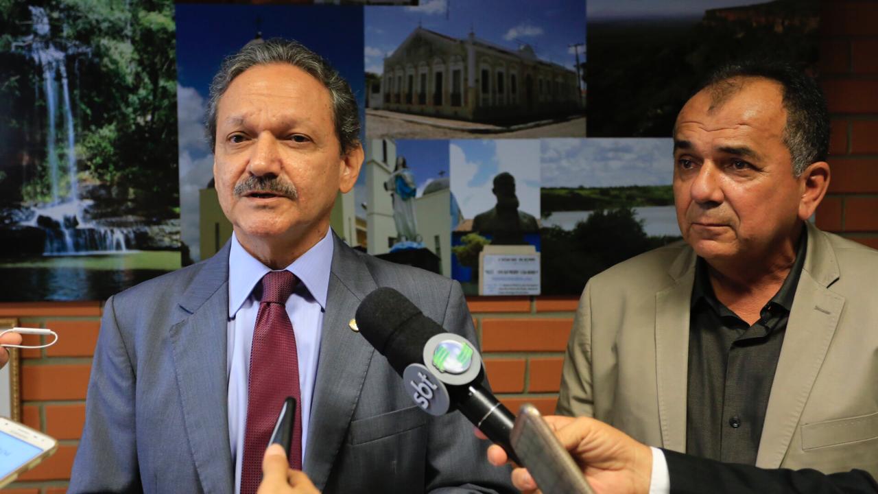 Deputado Wilson Brandão ao lado do prefeito de Piracuruca, Raimundo Alves