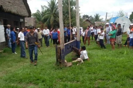 Prefeito boliviano é amarrado em protesto por má gestão