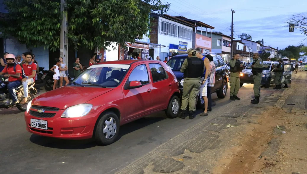 Acidente envolvendo um Celta e Rav4