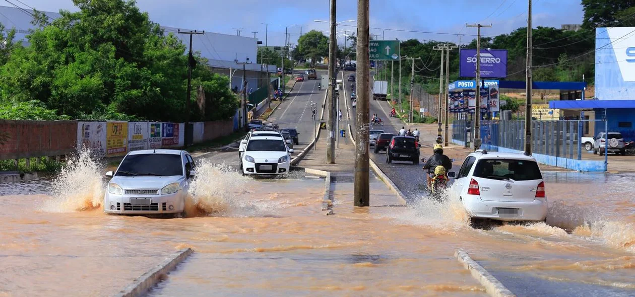 Alagamento causa transtorno a motoristas na zona sudeste de Teresina