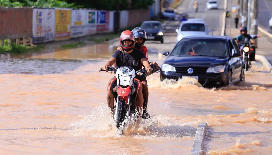 Alagamento na Avenida Joaquim Nelson em Teresina
