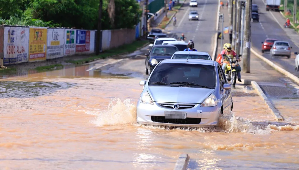 Alagamento na Avenida Joaquim Nelson no bairro Dirceu