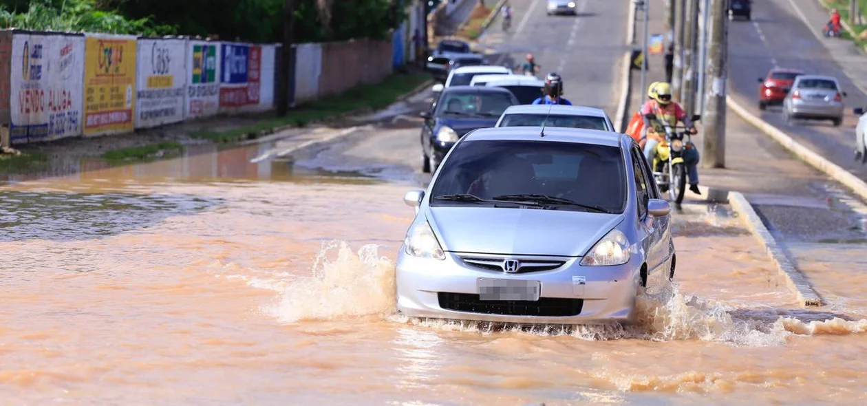 Alagamento na Avenida Joaquim Nelson no bairro Dirceu