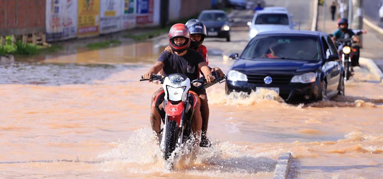 Avenida Joaquim Nelson ficou parcialmente alagada no bairro Dirceu