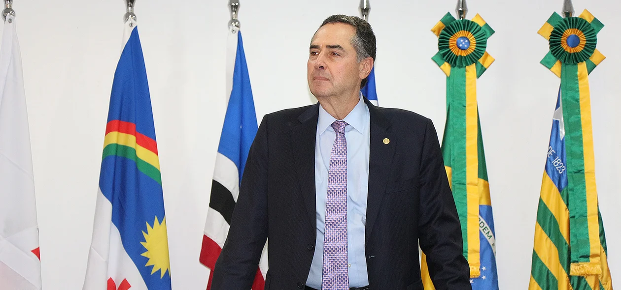 Luís Roberto Barroso ministra palestra
