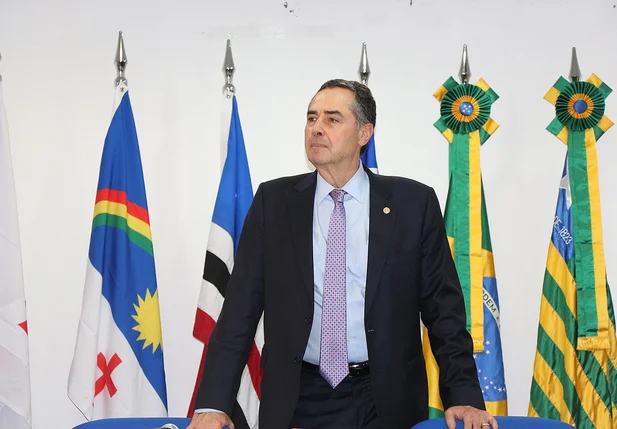 Luís Roberto Barroso ministra palestra