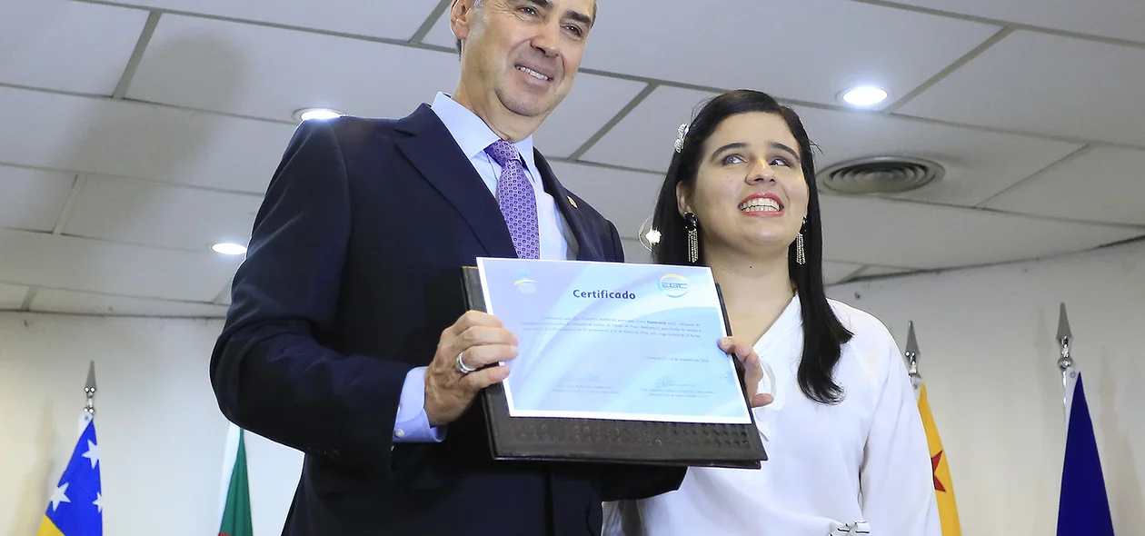 Ministro recebendo certificado 