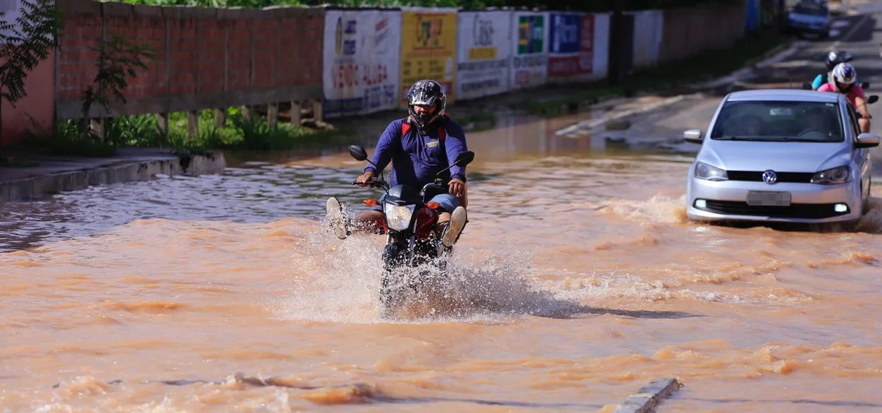 Motociclistas passaram por dentro da água na Joaquim Nelson