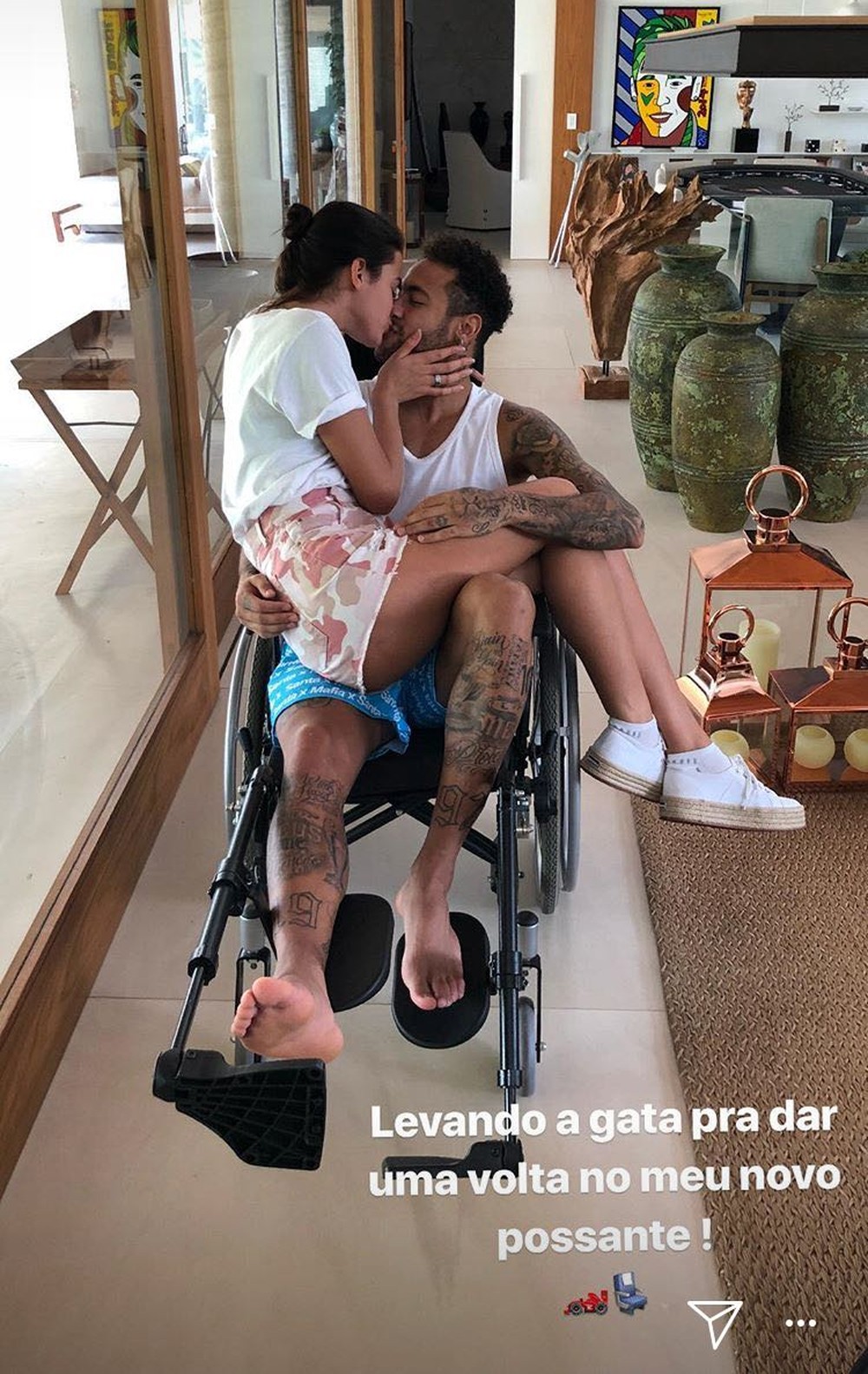 Neymar posa com Bruna Marquezine no colo antes de cirurgia no pé