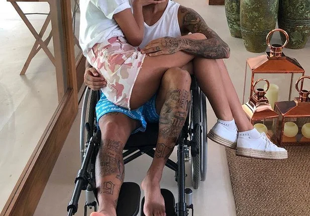 Neymar posa com Bruna Marquezine no colo antes de cirurgia no pé