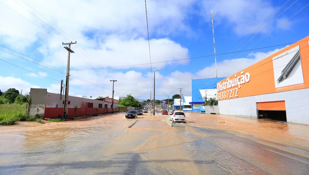 Trecho da Avenida Joaquim Nelson ficou alagado