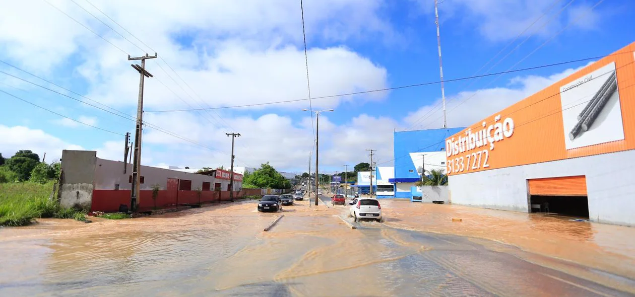 Trecho da Avenida Joaquim Nelson ficou alagado