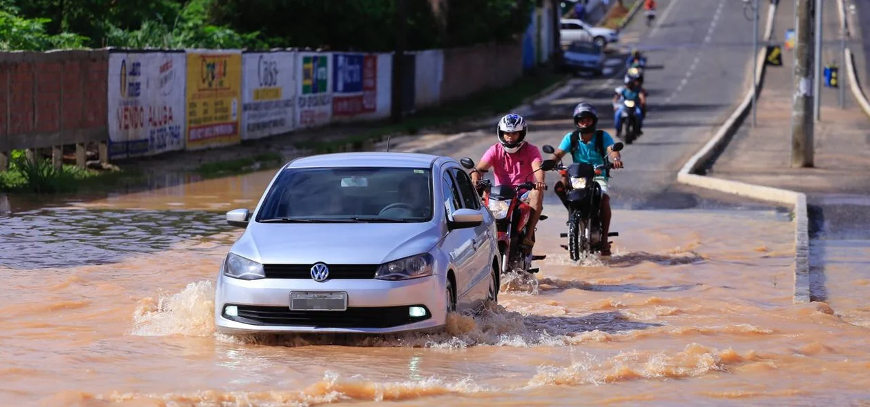 Veículos tiveram que passar por dentro da água