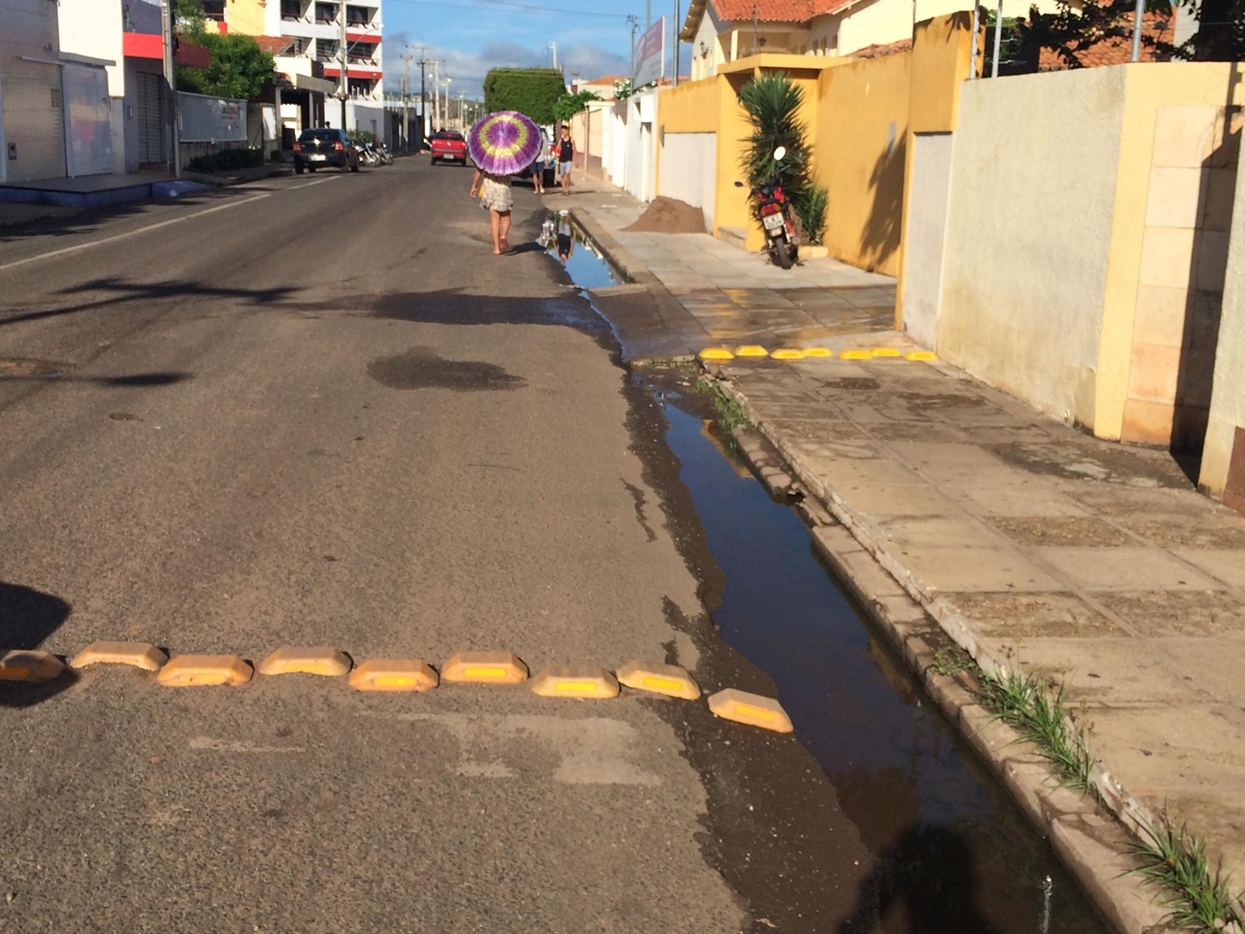 A prefeitura de Picos implantou tachões também na calçada 