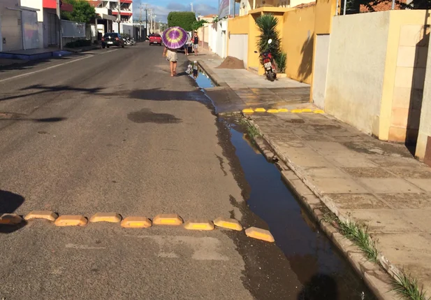 A prefeitura de Picos implantou tachões também na calçada 