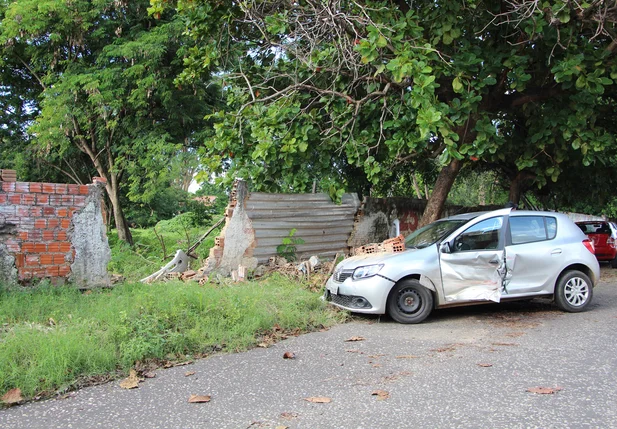 Condutor colide com outro veículo e derruba muro em Teresina